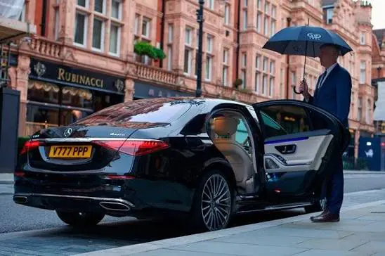 Chauffeur öffnet die Fondtür einer Limousine